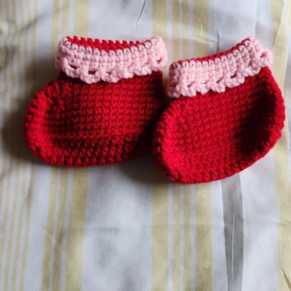 Newborn baby girl set, booties and beanie